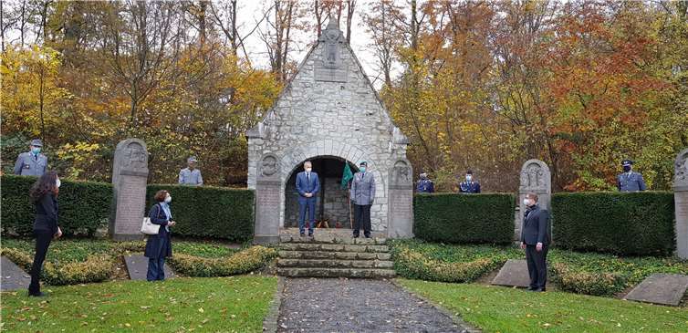 Bürgermeister Jörg Schmidt (l) und Feldwebel d.R. Torsten Heiderich (r) gedenken der Opfer der Weltkriege. Foto: Gemeinde Wachtberg/mf