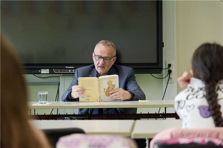 Bürgermeister Jörg Schmidt las vor. Foto: privat