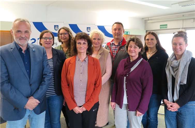 Bürgermeister Jörg Schmidt (li.) dankte den Mitwirkenden der Projektgruppe für die Erstellung eines Kinderschutzkonzeptes für Wachtbergs kommunale Kitas. Foto: Gemeinde Wachtberg/mm