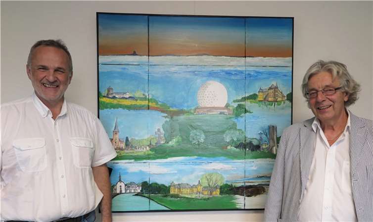Bürgermeister Jörg Schmidt (li.) freut sich über das Wachtberg-Bild von Norbert Bogusch (re.), das dieser dem Rathaus zum Geschenk gemacht hat.  Foto: Gemeinde Wachtberg/mm