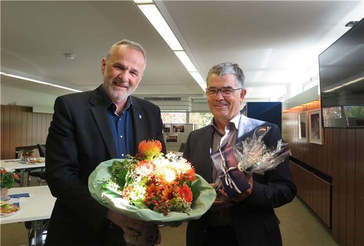 Bürgermeister Jörg Schmidt (li.) gratuliert Volker Strehl zum 40-jährigen Dienstjubiläum.  Foto: Gemeinde Wachtberg/mm
