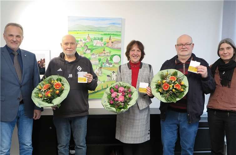 Bürgermeister Jörg Schmidt (li.) und Ehrenamtskoordinatorin Katja Ackermann (re.) freuen sich mit den Geehrten (v.l.) Johannes Berchem, Armgard Schaaffhausen und Michael Turley.  Foto: Gemeinde Wachtberg/mm