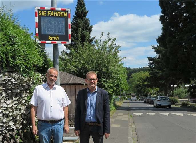 Bürgermeister Jörg Schmidt (li.) und Fachbereichsleiter Jan Schatton freuen sich über das gemeindeeigene Geschwindigkeitsdisplay, von dem sie sich deutliche Hilfe bei der Verbesserung des Straßenverkehrs ersprechen. Foto: Gemeinde Wachtberg/mm