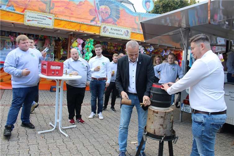 Bürgermeister Jörg Schmidt (links) und der Junggesellen-Vorsitzende Fabian Schäfer beim Fassanstich.