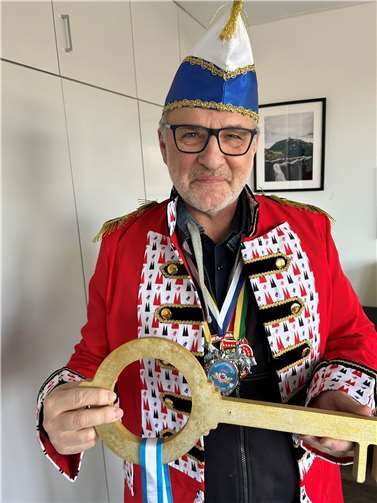 Bürgermeister Jörg Schmidt mit dem Rathausschlüssel.