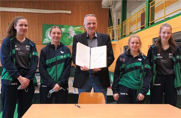 Turnhallenbeleuchtung energetisch saniert  Bürgermeister Jörg Schmidt mit der 1. Damenmannschaft des TTC Fritzdorf nach deren Eintrag ins Goldene Buch der Gemeinde Wachtberg. Fotos: Gemeinde Wachtberg/mm)