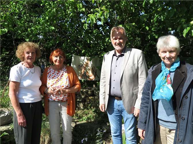 Bürgermeister Jörg Schmidt mit (v.l.) Margareta Schulz, Barbara Kroke (beide IKV) und Ulrike Aufderheide (Agenda-AK).  Fotos: Gemeinde Wachtberg/mm