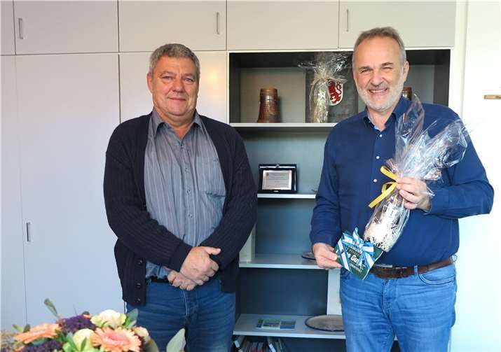 Bürgermeister Jörg Schmidt (r.) verabschiedet Harald Frank nach über 20 Jahren im Dienste der Gemeinde Wachtberg in den wohlverdienten Ruhestand. Fotos: Gemeinde Wachtberg/mm