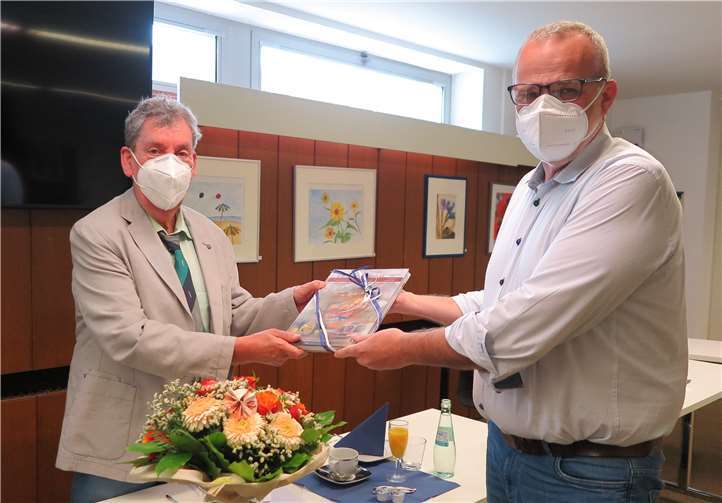 Bürgermeister Jörg Schmidt (re.) dankt Alfons Engels für dessen langes Wirken in der Gemeindeverwaltung und wünscht ihm alles Gute für den kommenden Ruhestand. Foto: Gemeinde Wachtberg/mm