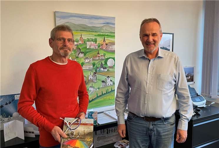 Bürgermeister Jörg Schmidt (re.) dankt Heinz-Peter Claßen für fast 40 Jahre im Dienst der Gemeinde Wachtberg.  Foto: Gemeinde Wachtberg/bb