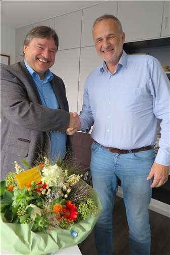 Bürgermeister Jörg Schmidt (re.) dankt Herwart Weinrich für dessen langjähriges ehrenamtliches Engagement. Foto: Gemeinde Wachtberg/mm