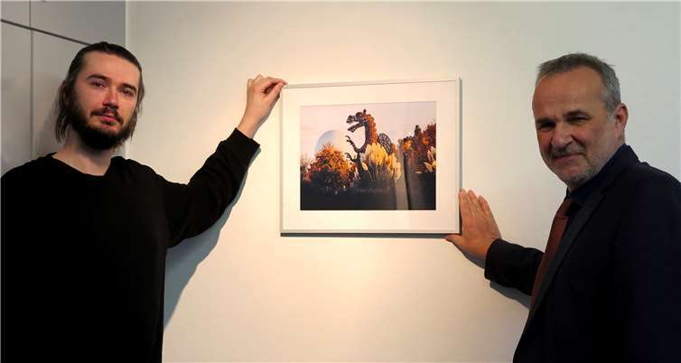 Bürgermeister Jörg Schmidt (re.) freut sich über das Drachen-Foto von Heiko Heinen – fürs Foto beide kurz ohne Maske. Foto: Gemeinde Wachtberg/mm