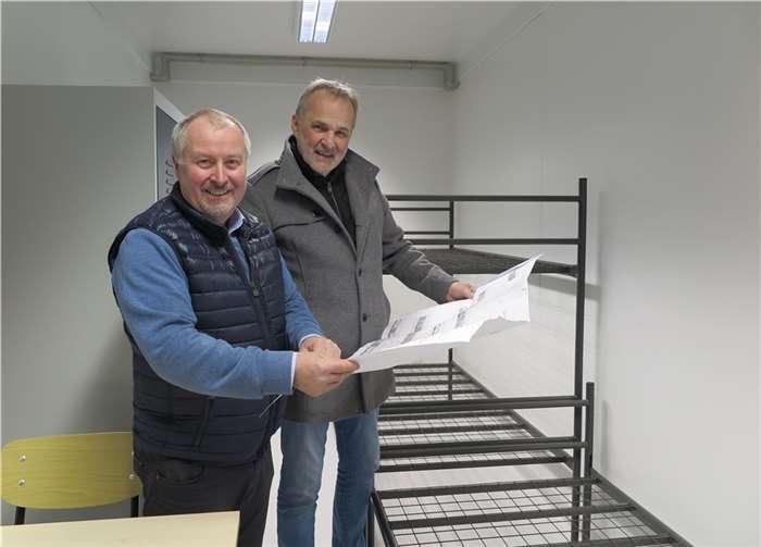 Bürgermeister Jörg Schmidt (re.) und Architekt Alfred Schneider freuen sich über die jetzt bezugsfertige neue Flüchtlingsunterkunft für Familien.  Fotos: Gemeinde Wachtberg/mm