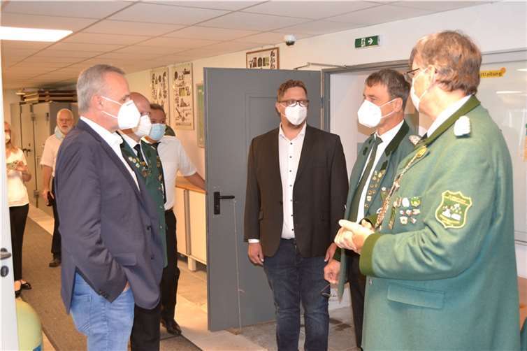 Bürgermeister Jörg Schmidt und Beigeordneter Swen Christian lassen sich die neue Schießanlage von Brudermeister Wilhelm Langen erklären.