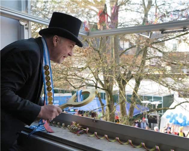 Bürgermeister Jörg Schmidt versuchte mit Unterstützung seines Beigeordneten Swen Christian, sein Rathaus zu verteidigen. Fotos: Gemeinde Wachtberg