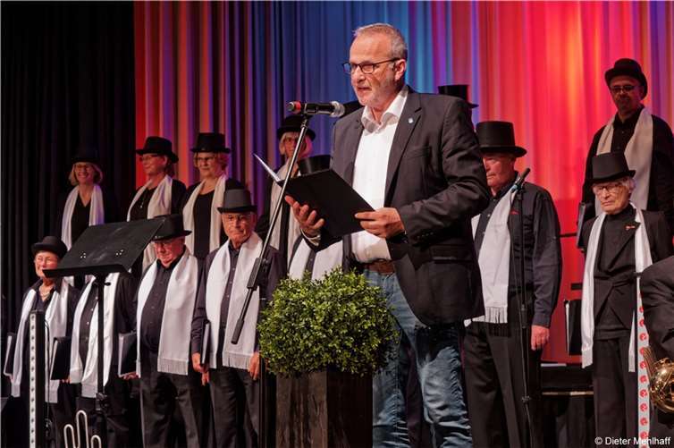 Bürgermeister Jörg Schmidt wies als Schirmherr in seinem Grußwort u.a. auf das aktuelle Motto des Chores hin „Singen macht froh, Singen macht Spaß, Singen macht Mut.“