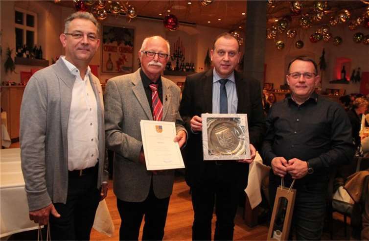 Bürgermeister Johannes Bell (2. von rechts) verabschiedete die ehemaligen Ratsmitglie-der Reiner Hürter, Richard Keuler und Uwe Genn (von links).  Foto: WER