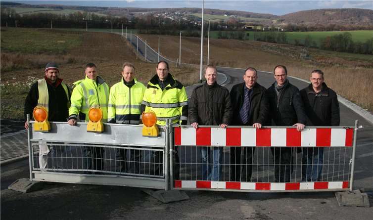 Bürgermeister Johannes Bell (2.v.r.) und die Mitarbeiter der Verbandsgemeindeverwaltung Brohltal, des Planungsbüros, der Versorgungsträger sowie der bauausführenden Firma bei der Abnahme. -WER-