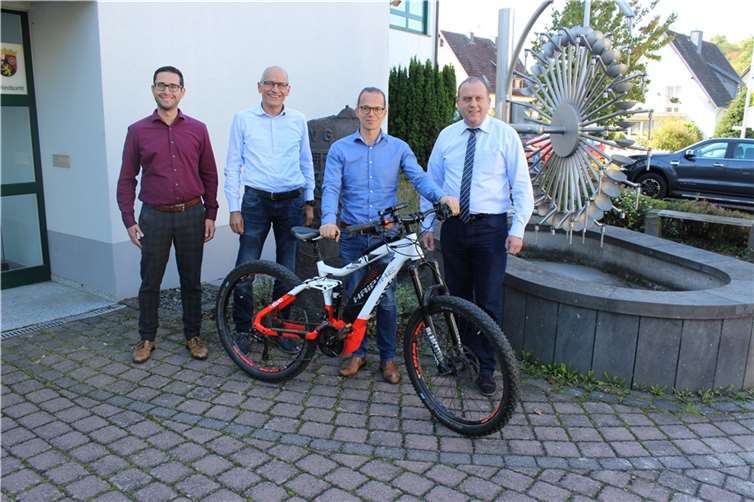 Bürgermeister Johannes Bell, Personalabteilungssachbearbeiter Ralf Bell, Büroleiter Armin Seiwert und Personalratsvorsitzender Philipp Nürenberg. (v.r.n.l.)  Foto: VG Brohltal
