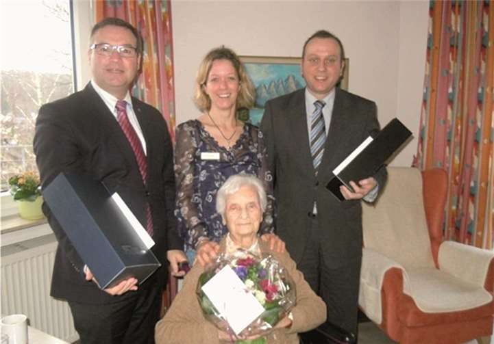 Bürgermeister Johannes Bell, Anke Dietrich vom Elisabeth-Haus und Kreisbeigeordneter Horst Gies gratulieren Else Schorn zum 101. Geburtstag. Privat