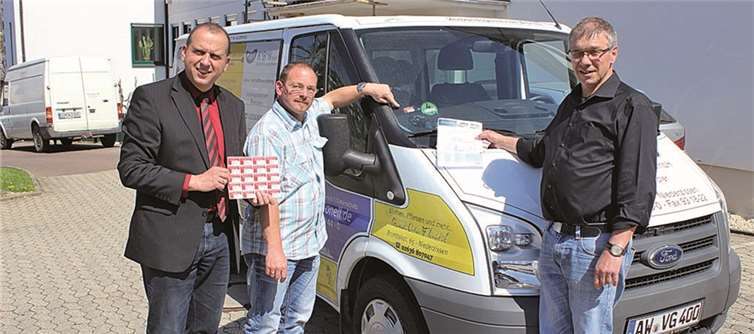 Bürgermeister Johannes Bell, Arnd Millard, Mitglied der Arbeitsgruppe Sicherheit in der Verbandsgemeindeverwaltung Brohltal, und Wehrleiter Karl Oelsberg (v.l.) zeigen, wo die Aufkleber für den Hinweis auf die Rettungskarten angebracht werden sollen.privat