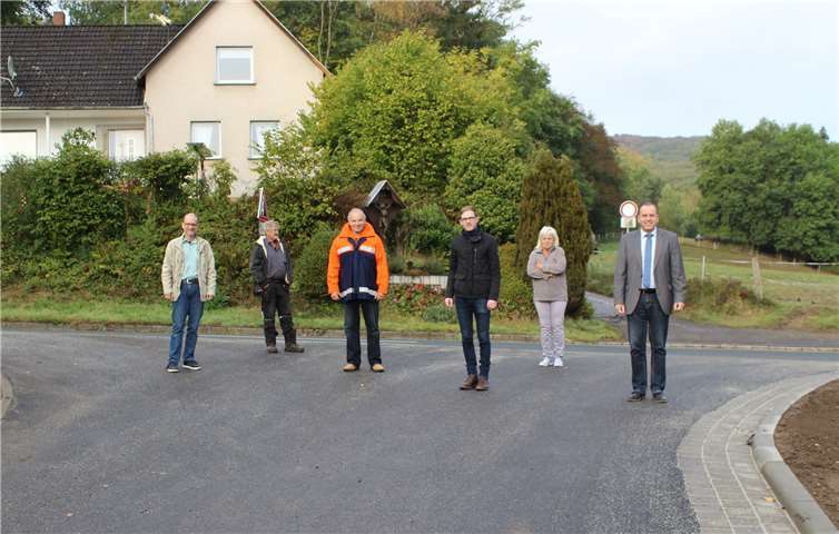 Bürgermeister Johannes Bell, Ortsbürgermeister Sebastian Schmitt sowie die beiden Beigeordneten Raymund Bley und August Henn begutachteten die Fortschritte..Foto: Verbandsgemeinde Brohltal