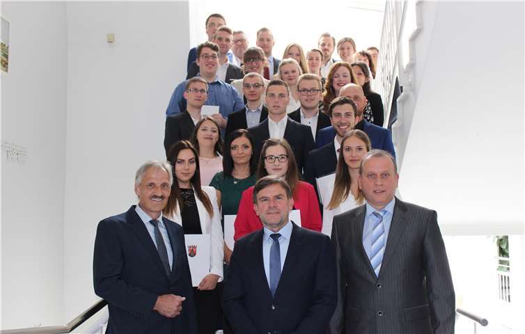 Bürgermeister Johannes Bell, Prüfungsausschussvorsitzender Ralf Pastoors und Wolfgang Konder von der ADD Trier (vorne v.r.n.l.) mit den 23 Verwaltungsfachangestellten im Rathaus Niederzissen. Foto: privat