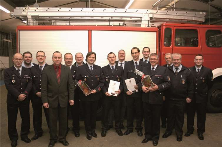 Bürgermeister Johannes Bell, Wehrleiter Hans Jörg Degen, Vorstand und Förderverein der Feuerwehr Burgbrohl sowie Ortsbürgermeister Walter Schneider und Beigeordneter Alfred Gail verabschiedeten Karl Oelsberg und Jürgen Kerich und gratulierten dem neuen Führungsduo Markus Meurer und Dominik Müller zur Wahl.WK