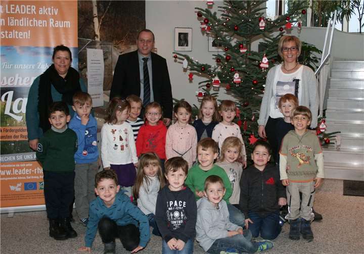 Bürgermeister Johannes Bell bedankte sich bei den Kindern des Kindergartens Oberzissen und ihren Erzieherinnen für ihre Weihnachtsbaumschmuckaktion. -WER-