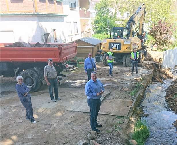 Bürgermeister Johannes Bell besichtigte mit Ortsbürgermeister Walter Schneider und Michael Falckenberg von der Bauabteilung der Verbandsgemeindeverwaltung Brohltal die Baustelle und überzeugte sich vom Fortgang der Arbeiten. Mit dabei waren auch betroffene Eigentümer und Anlieger sowie die Planer.Quelle: Verbandsgemeindeverwaltung Brohltal