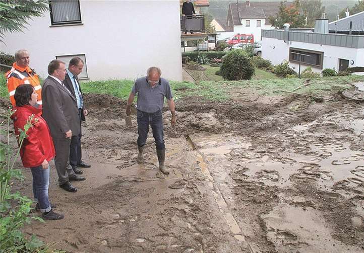 Bürgermeister Johannes Bell besichtigte mit Landrat Dr. Jürgen Pföhler die überfluteten Straßen und Anwesen in Oberdürenbach und Niederzissen. Begleitet wurden sie von den jeweiligen Ortsbürgermeistern und Wehrführern sowie dem Wehrleiter Hans Jörg Degen.Hans Willi Kempenich, Niederzissen