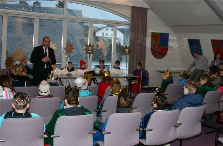Bürgermeister Johannes Bell empfingdie Sternsinger im Wappensaal des Rathauses in Niederzissen.