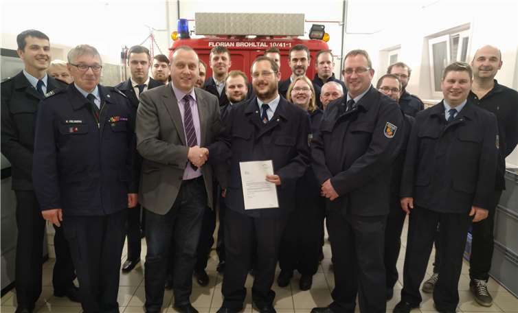 Bürgermeister Johannes Bell gratuliert dem neuen stellv. Wehrführer Matthias Busar.Fotos: privat