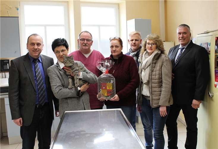 Bürgermeister Johannes Bell (l.), Beigeordnete Ute Durwish (mit Kater Simba) und (v. r.) Ortsbürgermeister Walter Schneider, die Beigeordneten Simone Schneider und Dirk Hansen gratulierten Tierarzt Markus Gilles und Dr. Ute Gilles zur Ehrung. - WK -