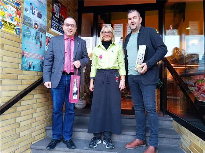 Bürgermeister Johannes Bell (l.) mit Dagmar Groß-Mauer und Ortsbürgermeister Dominik Schmitz.  Foto: Peter Engels/VG Brohltal