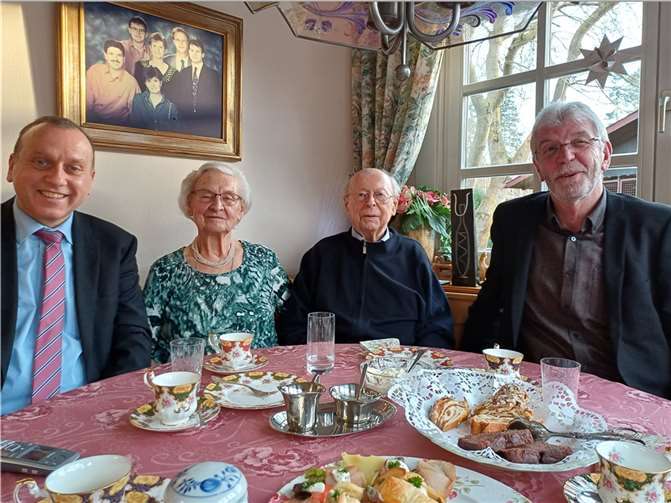 Bürgermeister Johannes Bell (l.) und Ortsbürgermeister Rolf Hans (r.) gratulierten zum Jubiläum.  Foto: privat