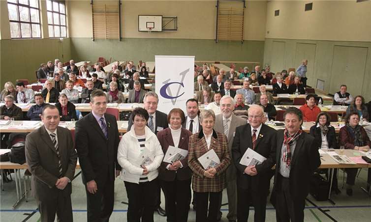 Bürgermeister Johannes Bell (li.), Kreisbeigeordneter Friedhelm Münch, Präsident Karl Wolff und die Vizepräsidenten Peter Balmes und Konrad Klar mit den Geehrten. -WER-