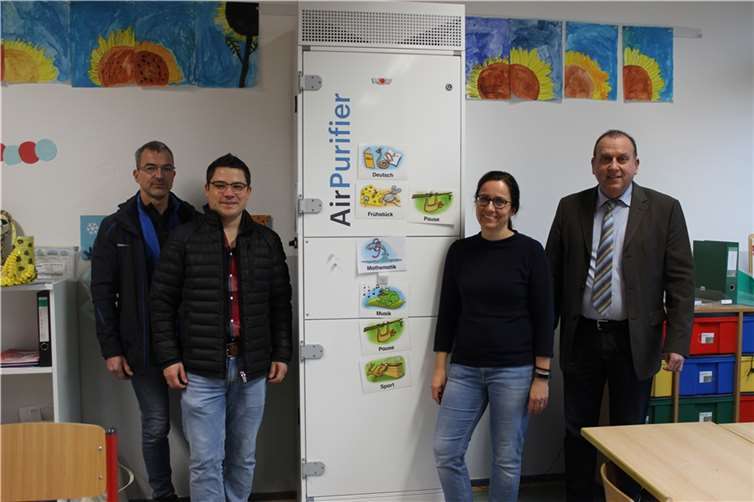 Bürgermeister Johannes Bell mit Schulleiterin Cathrin Neukirchen, Florian Herrmann und Klaus Hilger von der der Verbandsgemeindeverwaltung Brohltal in einem Klassenraum an der Grundschule Schalkenbach bei einem aufgestellten Luftfiltergerät. Foto: privat