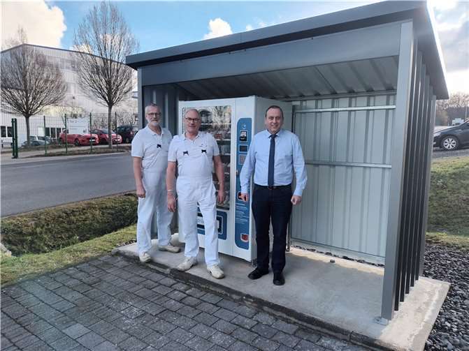 Bürgermeister Johannes Bell mit den Metzgermeistern Udo Schwenzfeier (Mitte) und Wilfried Mecklenbeck (links) vor dem neuen Angebot im Industriegebiet Brohltal Ost / A 61.