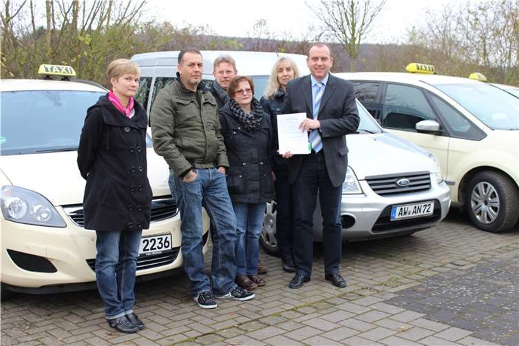 Bürgermeister Johannes Bell (re.) mit Vertreter*innen der teilnehmenden Taxi-Unternehmen zum Start des Seniorentaxis im Jahr 2015.  Foto: privat