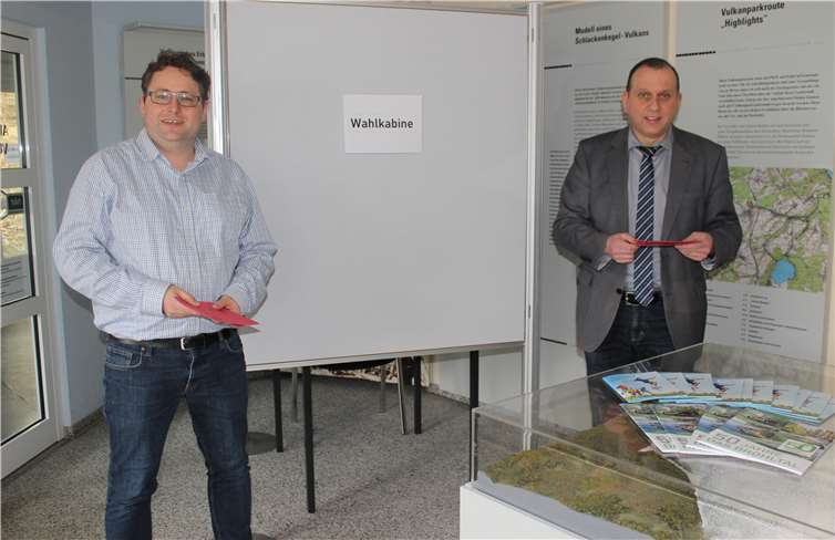 Bürgermeister Johannes Bell (rechts) mit Dominik Friedrich, der in der Verbandsgemeindeverwaltung Brohltal der Beauftragte für die Wahlen ist und alle Vorgänge koordiniert. Foto: VG Brohltal