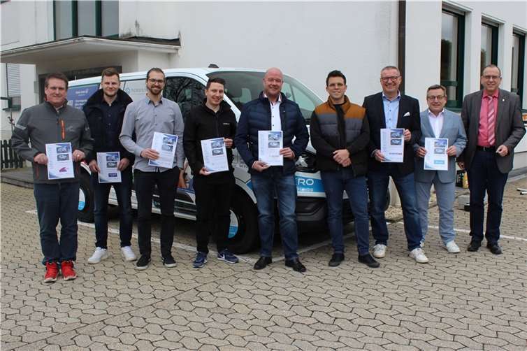 Bürgermeister Johannes Bell (rechts) mit Sponsoren, die bei der Vorstellung des neuen Kleinbusses mit dabei waren. Foto: privat