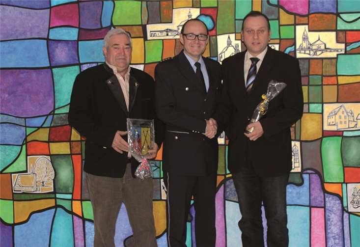 Bürgermeister Johannes Bell (rechts) und der Wehrer Ortsbürgermeister Berthold Doll (links) gratulieren Friedel Durben zu der herausragenden Führungsposition bei der rheinland-pfälzischen Polizei. Privat