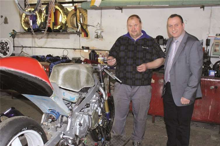 Bürgermeister Johannes Bell (rechts) zeigte sich während der Werkstattführung mit Heinz Ruhroth sichtlich beeindruckt. privat