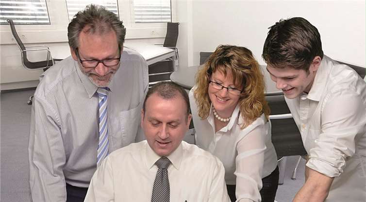 Bürgermeister Johannes Bell stellt seine neue Internetseite online.privat