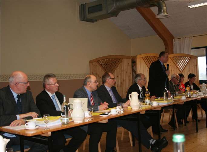 Bürgermeister Johannes Bell stellte dem VG-Rat den Haushalt 2018 vor, der einstimmig vom Rat, ohne große Debatten, beschlossen wurde. -WK-