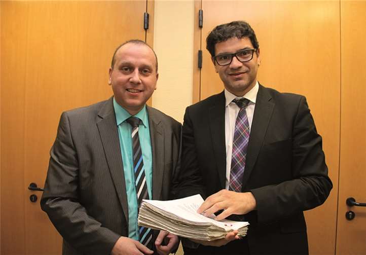 Bürgermeister Johannes Bell überreichte stolz die mehr als 1.300 Unterschriften der Bürgerinnen und Bürger des Brohltals. Privat