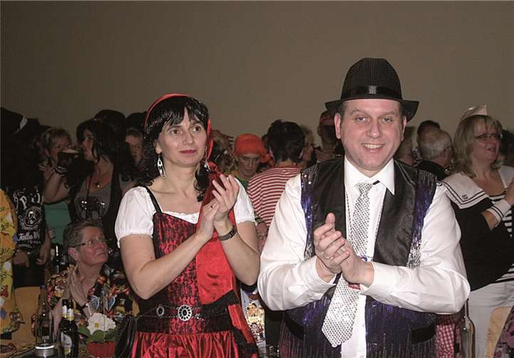 Bürgermeister Johannes Bell und Gattin waren - wie auch alle anderen in der Bausenberg-Halle - „jood drop“.