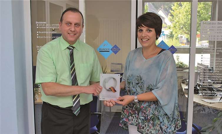 Bürgermeister Johannes Bell und Melanie Schüller freuen sich über die Auszeichnung dem Siegel von Service Qualität Deutschland.privat