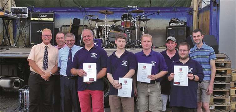Bürgermeister Johannes Bell und Wehrleiter Karl Oelsberg kbonnten in Oberzissen einige Wehrkameraden befördern, wozu auch Ortsbürgermeister Eugen Schmitt, Wehrführer Michael Preller und der stellvertretende Wehrleiter Markus Meid gratulierten.WK